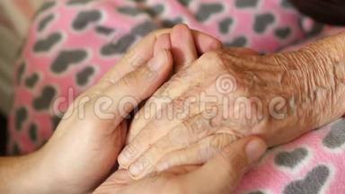 孙子男牵着老奶奶的手
